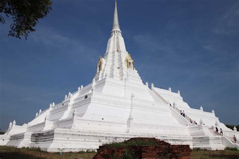 Wat Phu Khao Thong: Một Kiệt Tác Xây Dựng Chạm Trời Và Nguồn Cảm Hứng Nghệ Thuật!